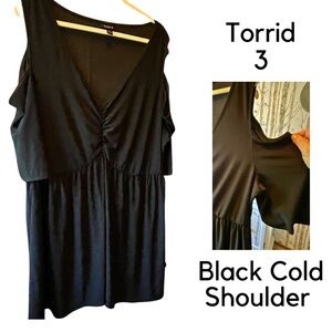 🚨Torrid size 3 Black cold shoulder top with gathered bust line. P2P:24.5” L:35”